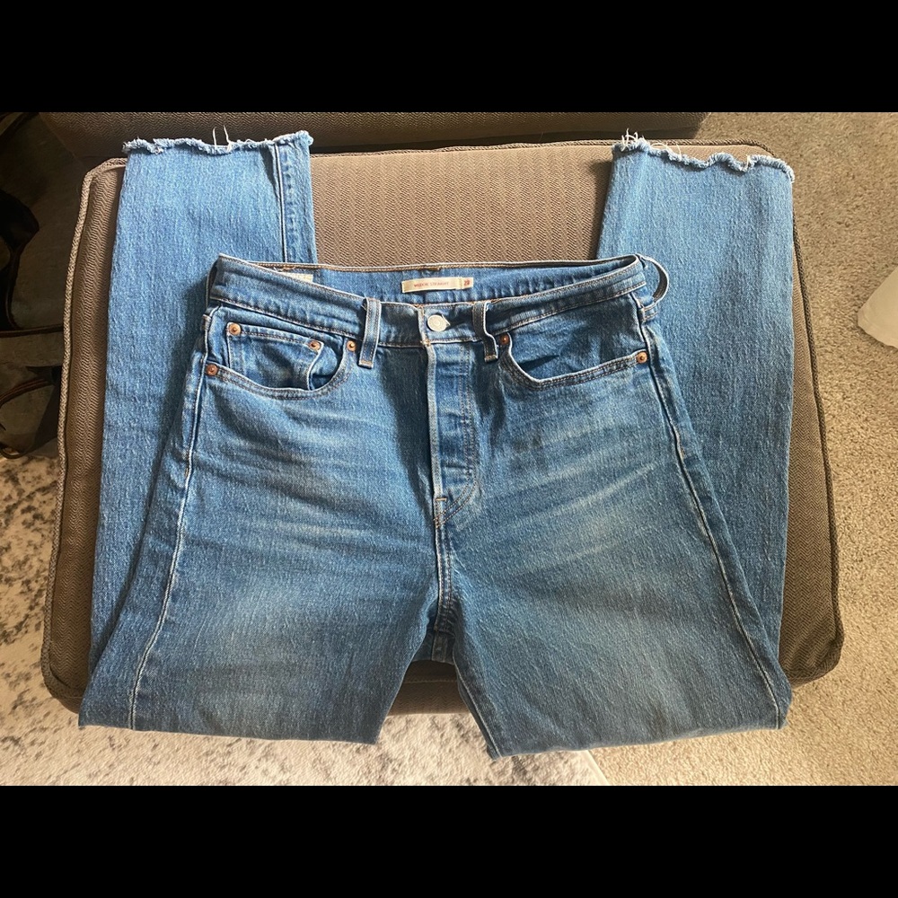 Levi’s Wedgie Straight Jean Distressed Hem